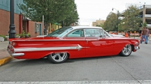 Красный Chevrolet Impala с мягкой белой крышей